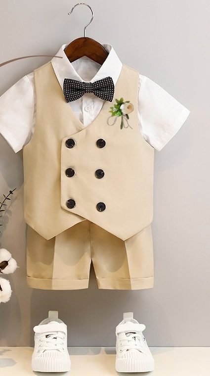 Bộ vest trẻ em gồm áo gile kem, sơ mi trắng và nơ cổ